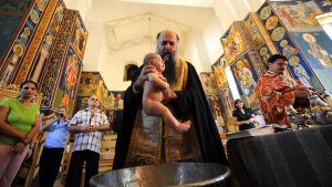 Arhiepiscopia Sucevei despre cazul bebelușului mort după botez: „Dumnezeu nu vrea să îl priveze pe prunc de vreuna din binecuvântările Sale”