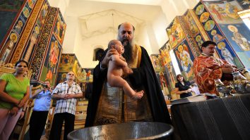 Arhiepiscopia Sucevei despre cazul bebelușului mort după botez: „Dumnezeu nu vrea să îl priveze pe prunc de vreuna din binecuvântările Sale”