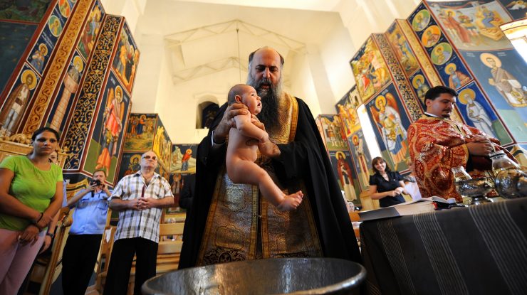 Arhiepiscopia Sucevei despre cazul bebelușului mort după botez: „Dumnezeu nu vrea să îl priveze pe prunc de vreuna din binecuvântările Sale”