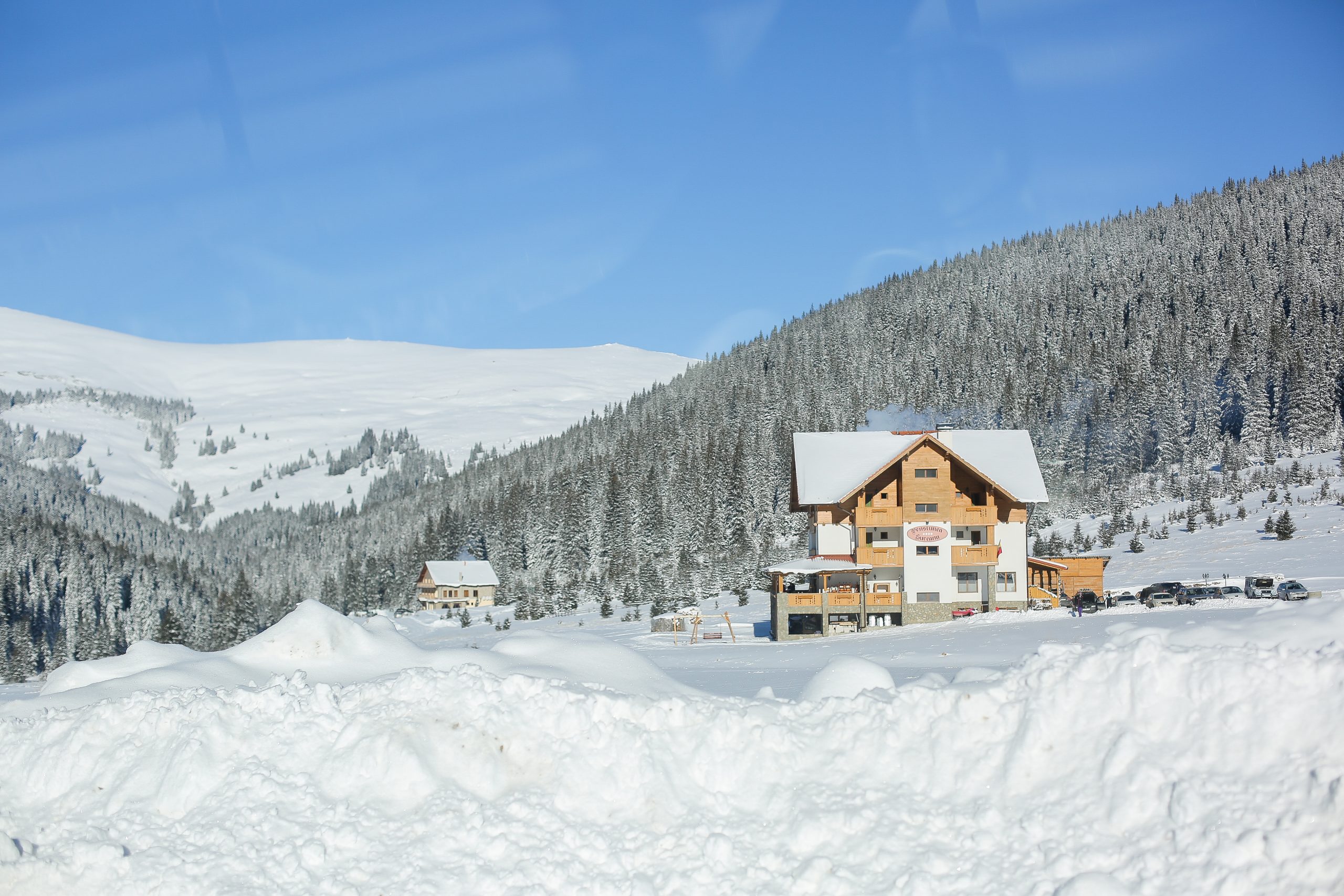Cererea pentru cabane în luna februarie s-a dublat față de anul trecut. Prețul unui sejur în doi