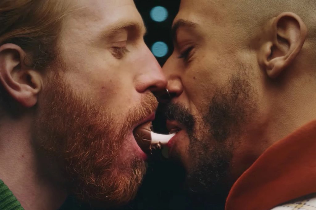 O reclamă la un ou de ciocolată, în care doi bărbați se sărută, ținta criticilor: „Vinde sex copiilor“. VIDEO