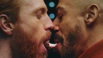 O reclamă la un ou de ciocolată, în care doi bărbați se sărută, ținta criticilor: „Vinde sex copiilor“. VIDEO