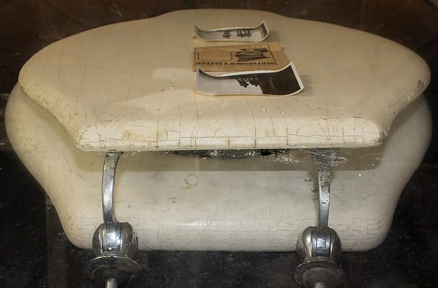 Scaunul de toaletă al lui Adolf Hitler va fi scos la licitație. „Tronul” dictatorului a fost furat de un soldat american