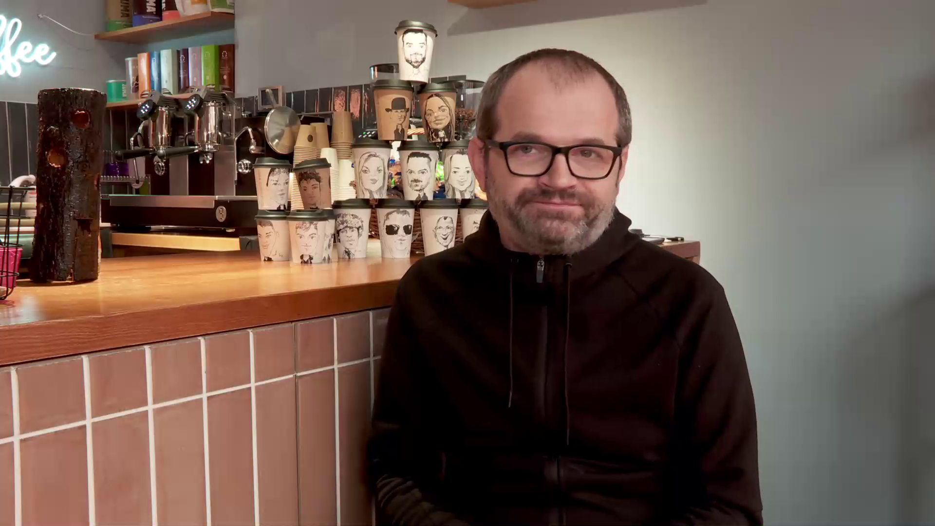 La o cafenea din București clienții savurează o cafea de specialitate și primesc o caricatură. Povestea artistului care desenează portretele