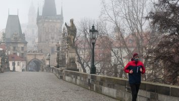 Cea mai afectată țară de pandemie sărbătorea finalul ei vara trecută