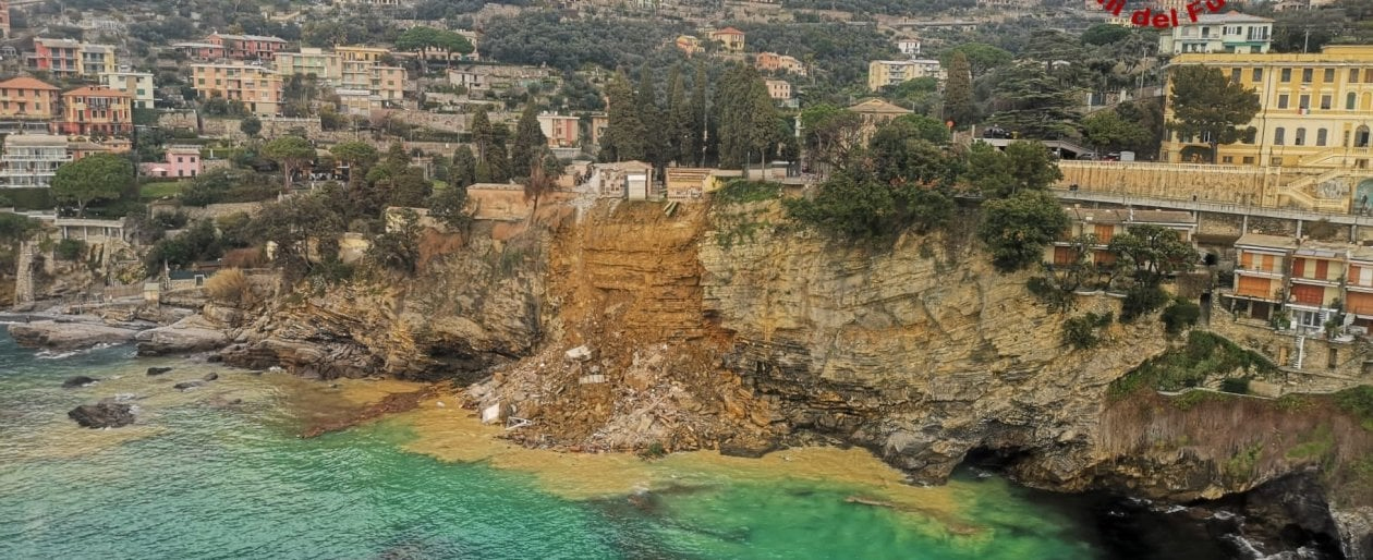 Zeci de sicrie plutesc pe Marea Mediterană după ce s-a surpat o stâncă pe care se afla un cimitir în Italia