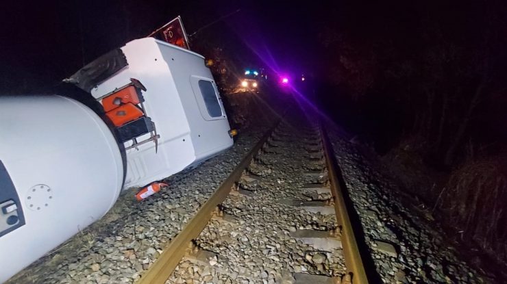O cisternă de combustibil s-a răsturnat în apropierea căii ferate din Sărățeni, județul Mureș. Traficul feroviar a fost închis. FOTO
