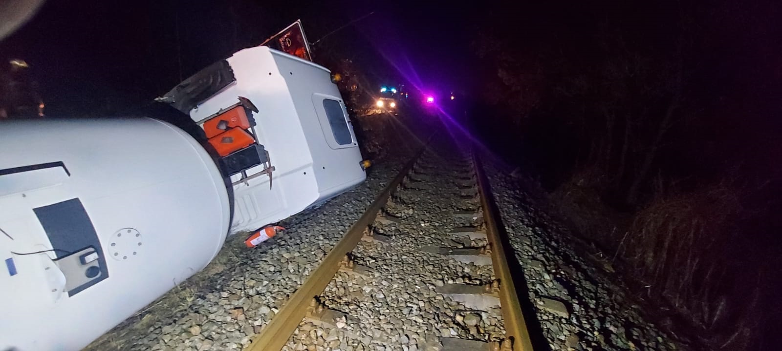 O cisternă de combustibil s-a răsturnat în apropierea căii ferate din Sărățeni, județul Mureș. Traficul feroviar a fost închis. FOTO