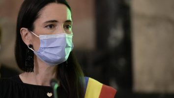 clotilde armand cu tricolorul pe umar.