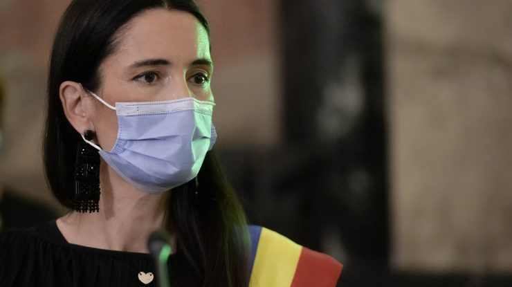 clotilde armand cu tricolorul pe umar.