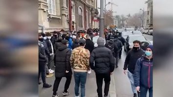 Sute de tineri s-au îngrămădit pentru un burger gratis, în centrul Capitalei. Jandarmii au intevenit. VIDEO