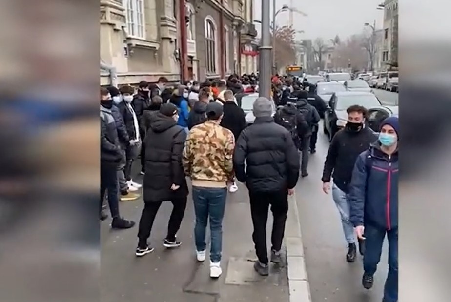 Sute de tineri s-au îngrămădit pentru un burger gratis, în centrul Capitalei. Amenda primită de patron