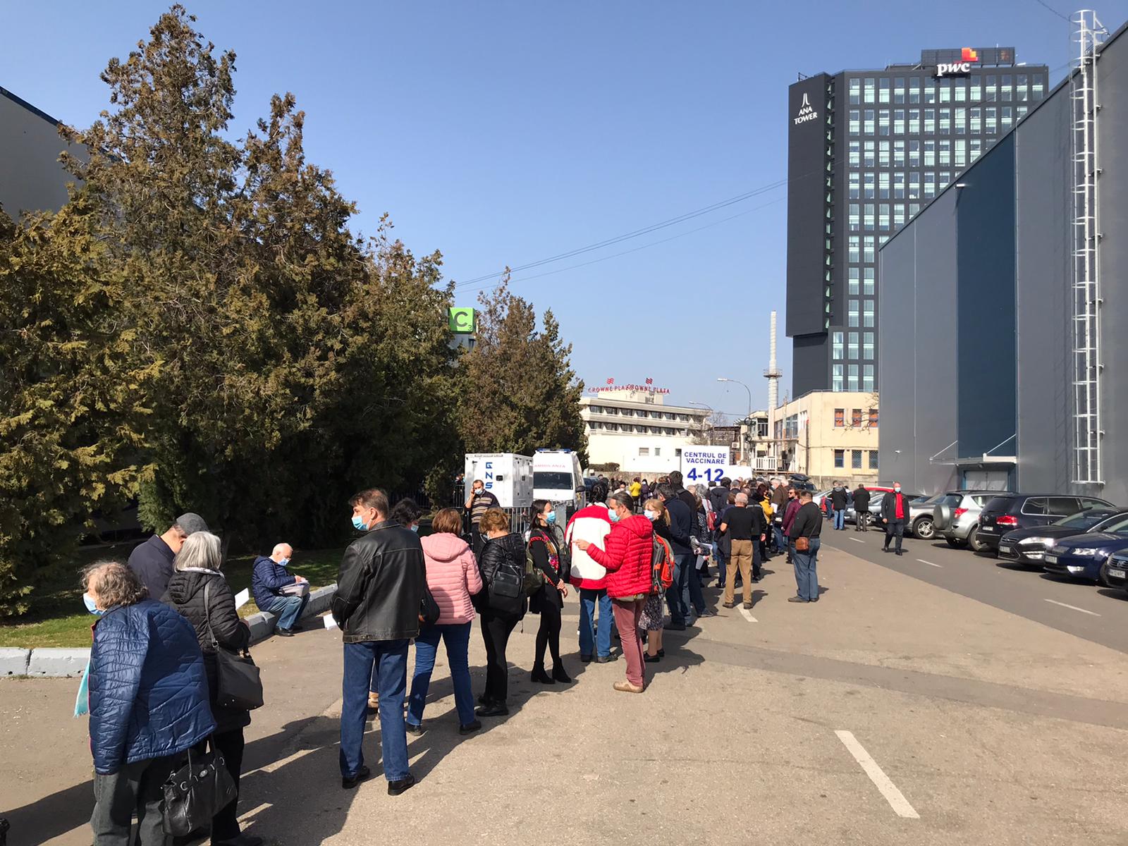 Coadă la centrul de vaccinare organizat la Romexpo. Sute de profesori așteaptă să se imunizeze