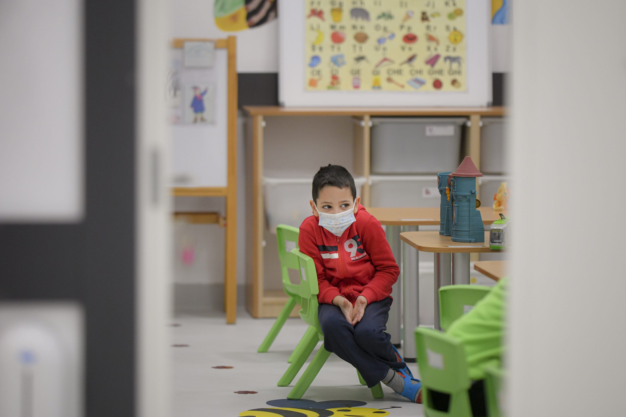 Grădinița nu mai e ce a fost. În loc de îmbrățișări și dans în echipă, copiii au parte de distanțare