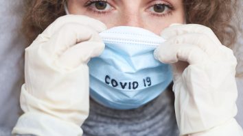 Femeie care poartă mască de protecție.