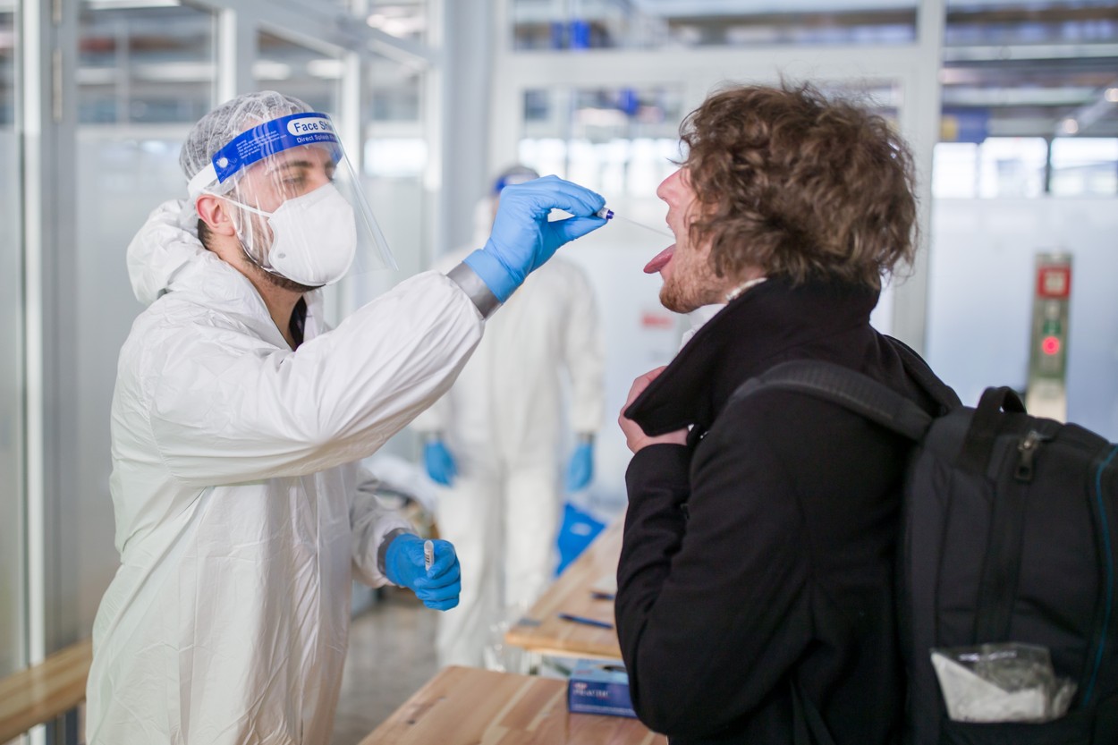 BILANȚUL ZILEI. 2.419 de cazuri noi de coronavirus și 52 de decese în ultimele 24 de ore. Situația la ATI