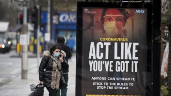 o femeie pe strada in marea britanie in perioada pandemiei.