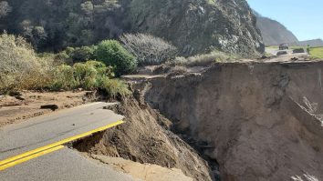 Crater în cel mai important drum național din California. Autoritățile explică situația