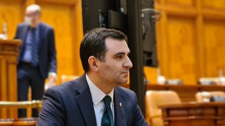 Deputat PNL: „2.500 de lei este sporul luat de un director pentru că stă, aparent, în praf”