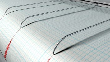 Seismograf care înregistrează mișcările Pământului.