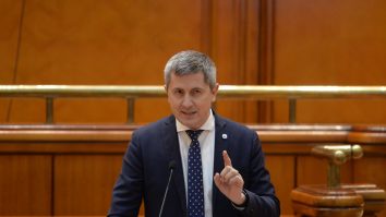 Cum explică Barna episodul cu ochelarii din Parlament: „O întâmplare absolut banală“