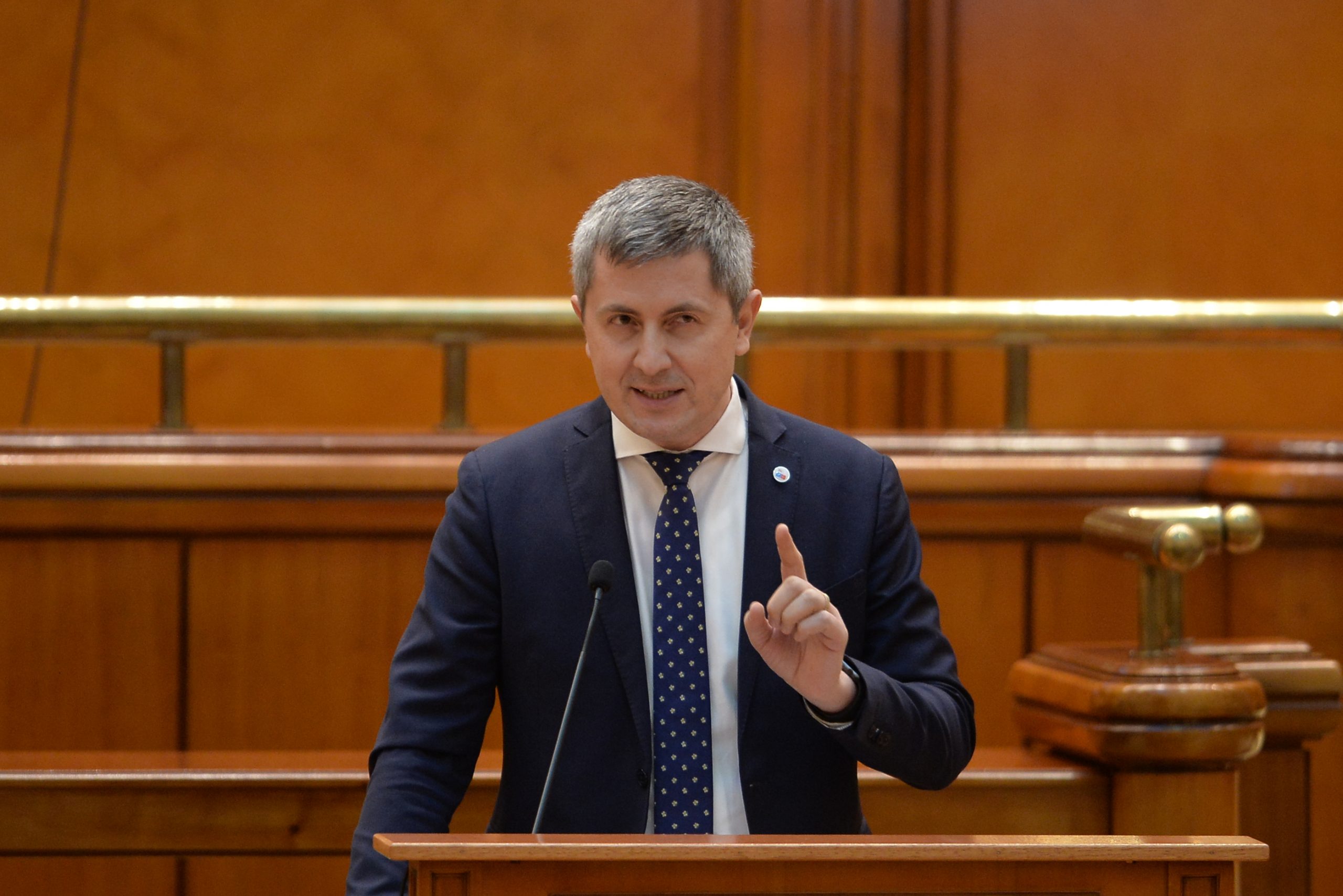 Cum explică Barna momentul din Parlament, când un angajat îi ridică ochelarii: „Întâmplare absolut banală“