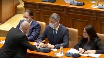 Aroganță în Parlament. Barna și-a scăpat ochelarii, iar un angajat al Camerei a fost chemat să-i ridice. VIDEO