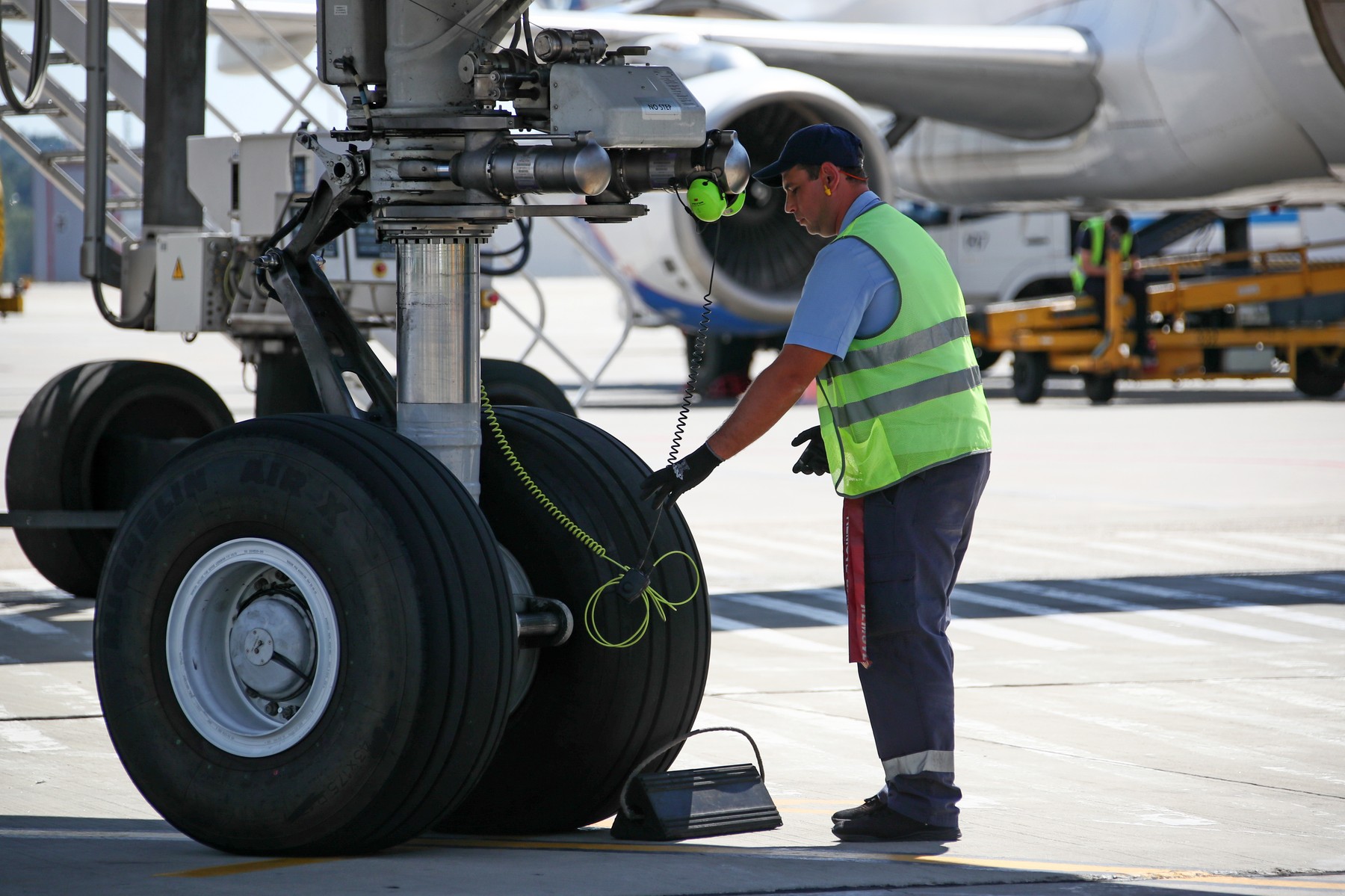 Un băiat de 16 ani a supraviețuit după ce a zburat din Kenya către Olanda ascuns în dispozitivul de aterizare al avionului