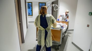 Studiu: Varianta britanică a coronavirusului are o rată de deces semnificativ mai mare