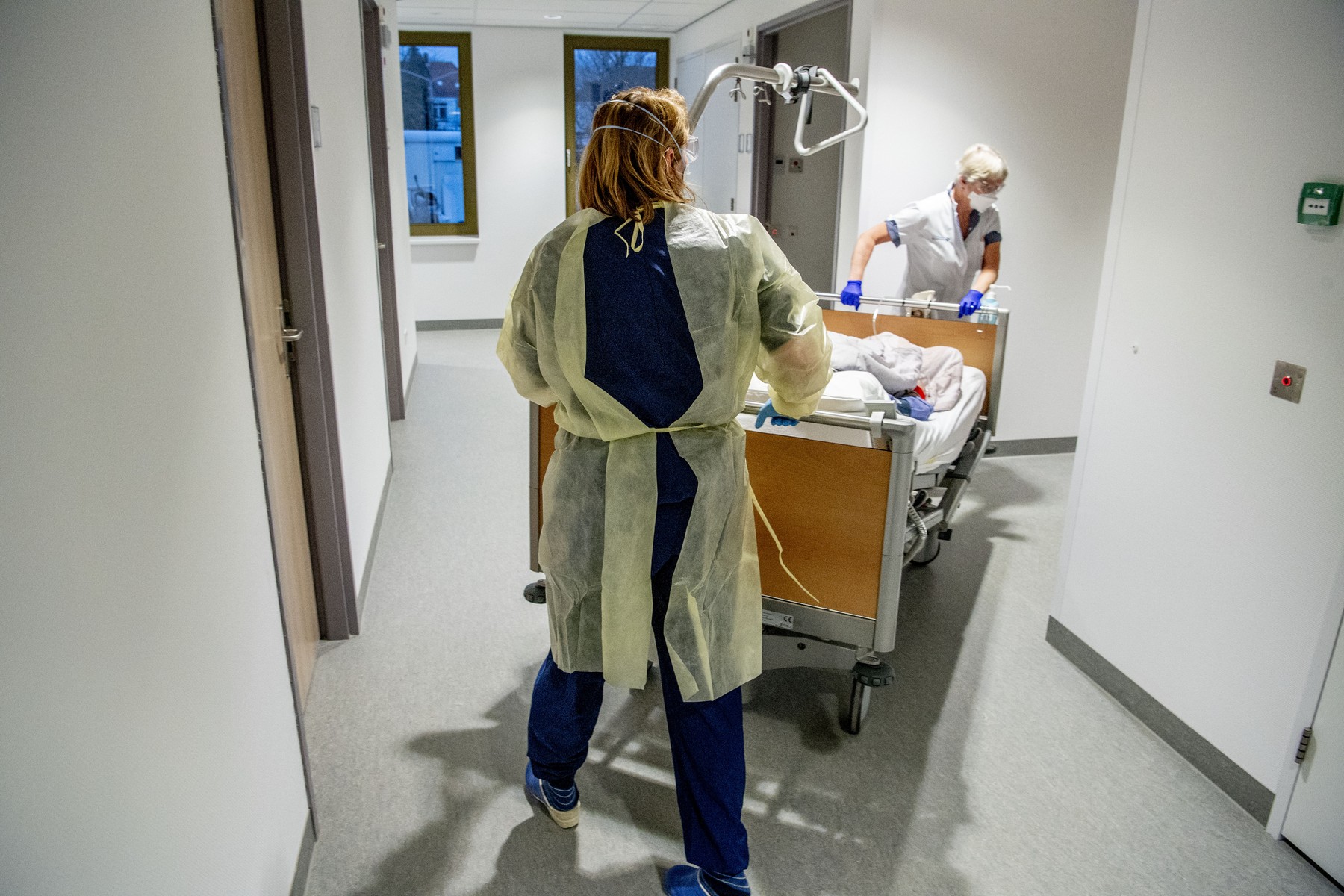 Studiu: Varianta britanică a coronavirusului are o rată de deces semnificativ mai mare