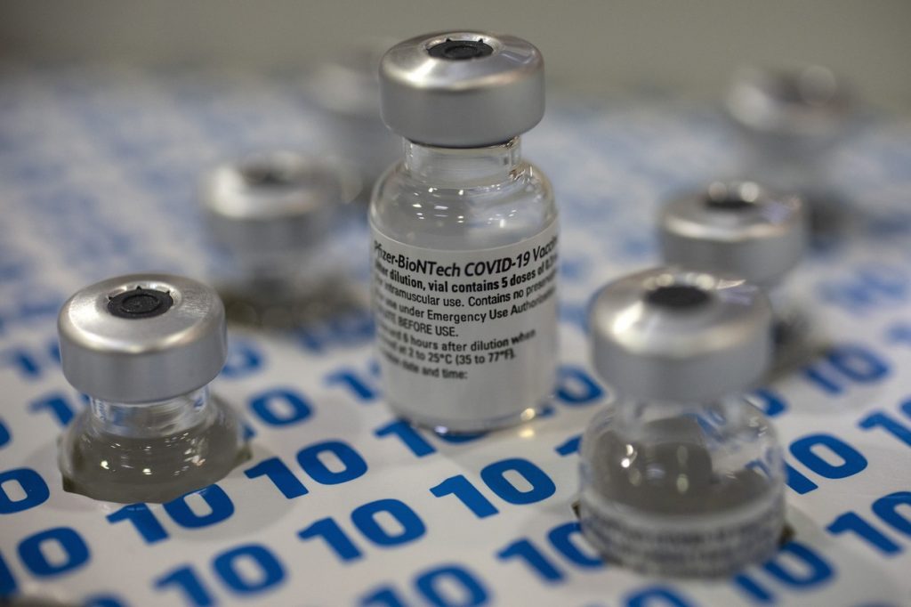 Producţia de vaccin anti-Covid-19 ar putea fi oprită din cauza lipsei pungilor de plastic