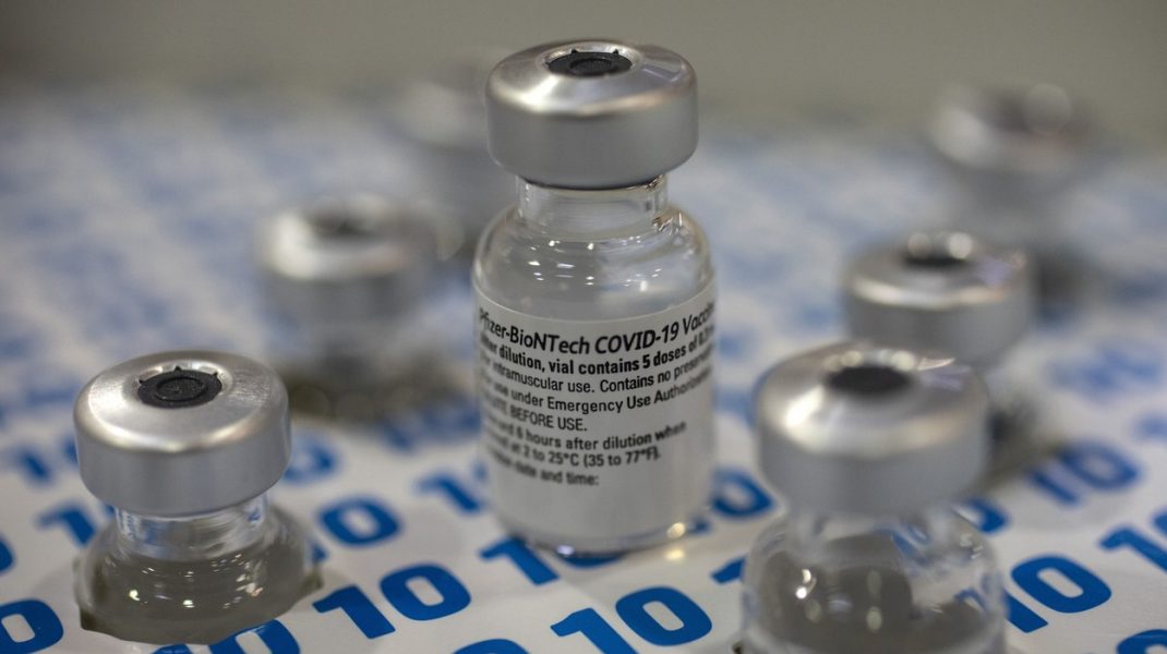 Producţia de vaccin anti-Covid-19 ar putea fi oprită din cauza lipsei pungilor de plastic