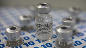 Producţia de vaccin anti-Covid-19 ar putea fi oprită din cauza lipsei pungilor de plastic