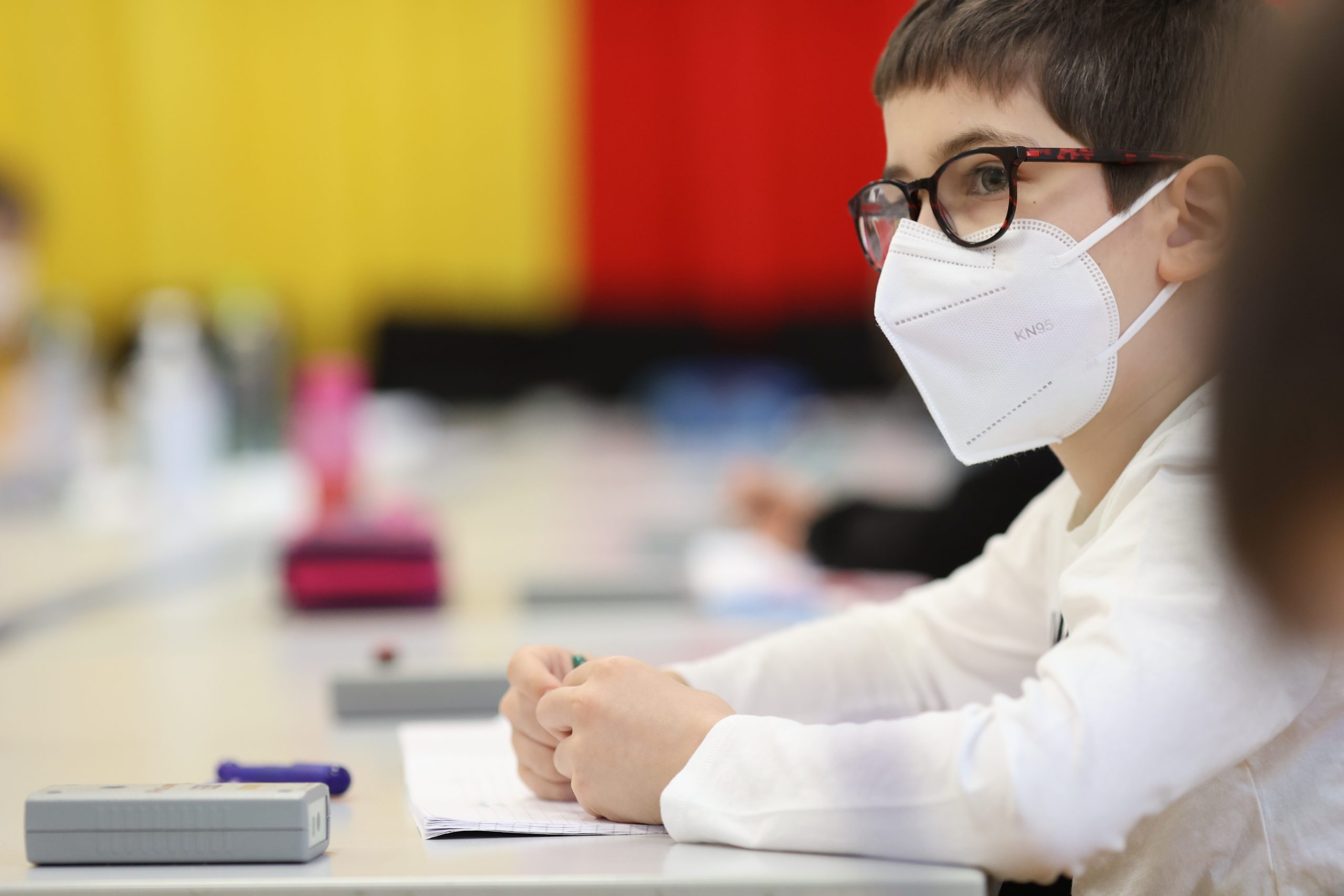 Ministerul Educației anunță că 26 de elevi și 35 de cadre didactice s-au infectat zilnic cu SARS-CoV-2