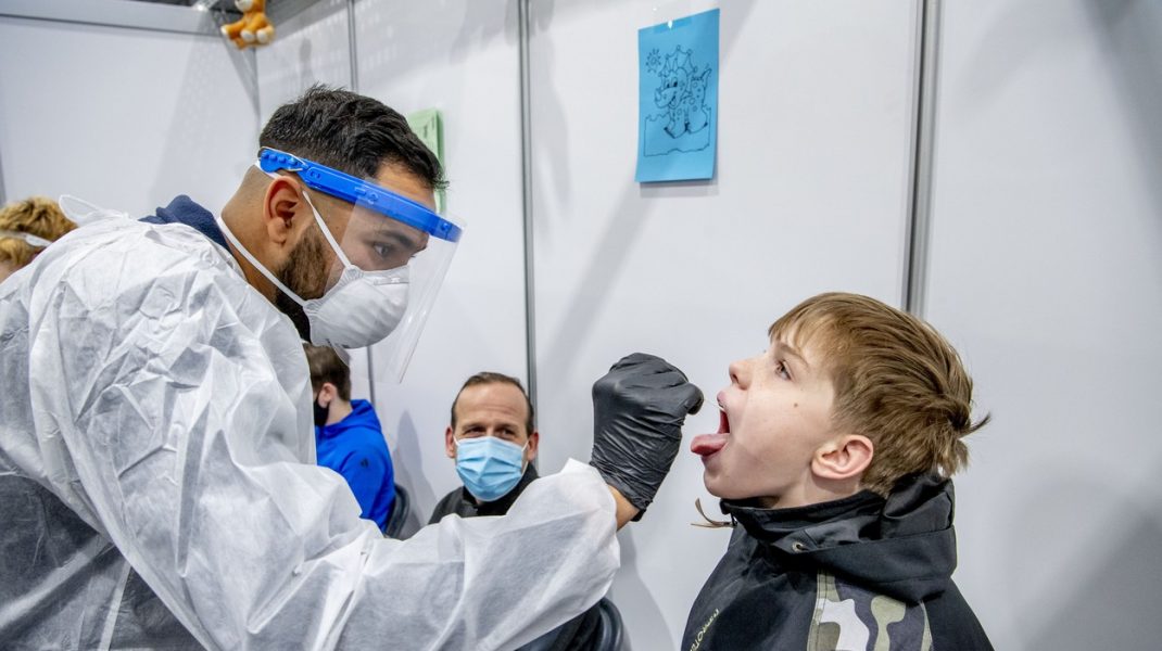 Ce presupune o testare rapidă în școli. Un studiu estimează că poate reduce cu 50% infectările la nivelul unităților de învățământ