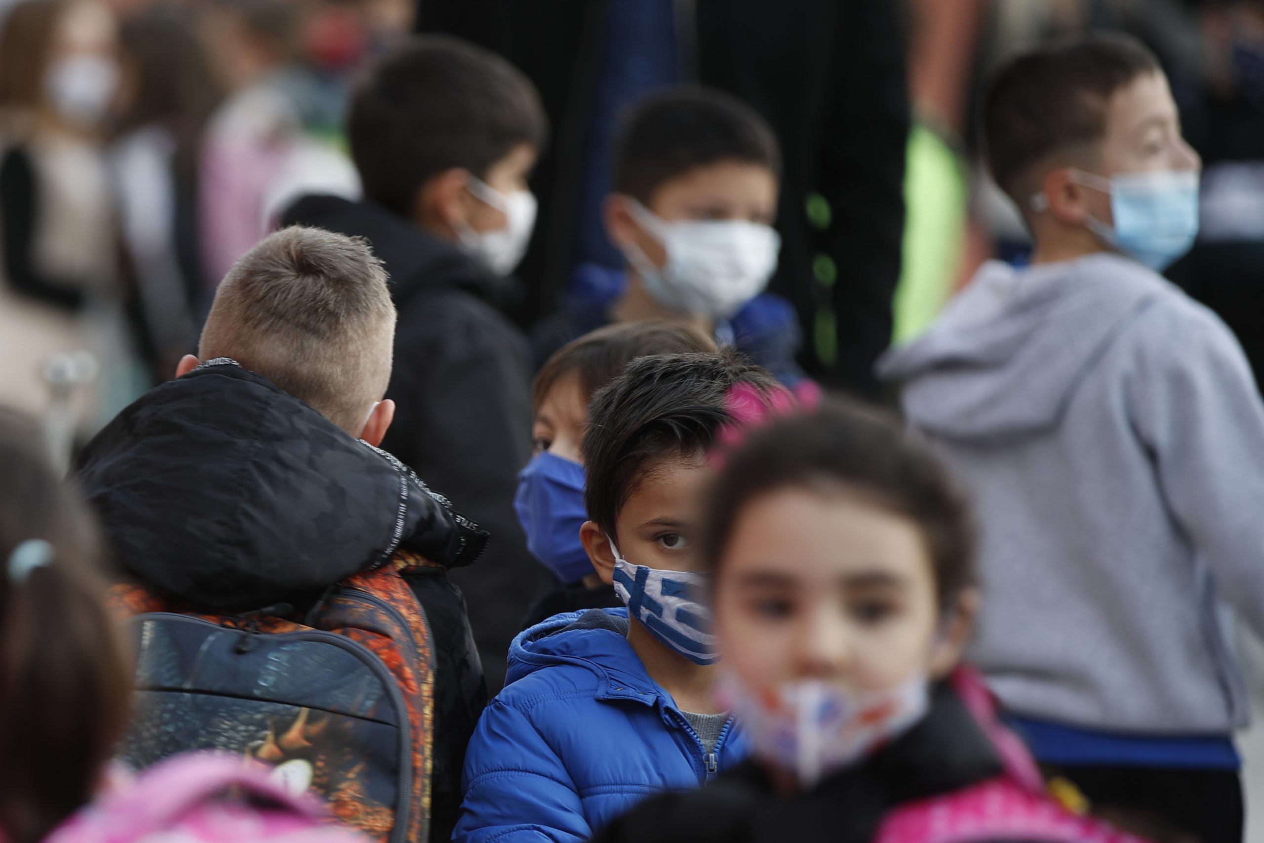 Elevii ar putea renunța la mască, în timpul orelor de sport. Anunțul ministrului Educației