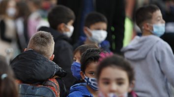 Rata de infectare cu SARS-CoV-2 s-a dublat la categoria de vârstă 5-9 ani. Ce impact poate să aibă această creștere