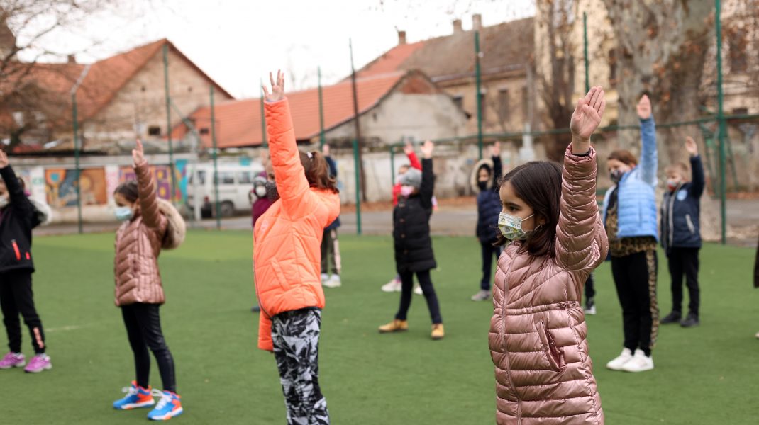 Elevii ar putea scăpa de mască în timpul orelor de sport. Anunțul ministrului Cîmpeanu