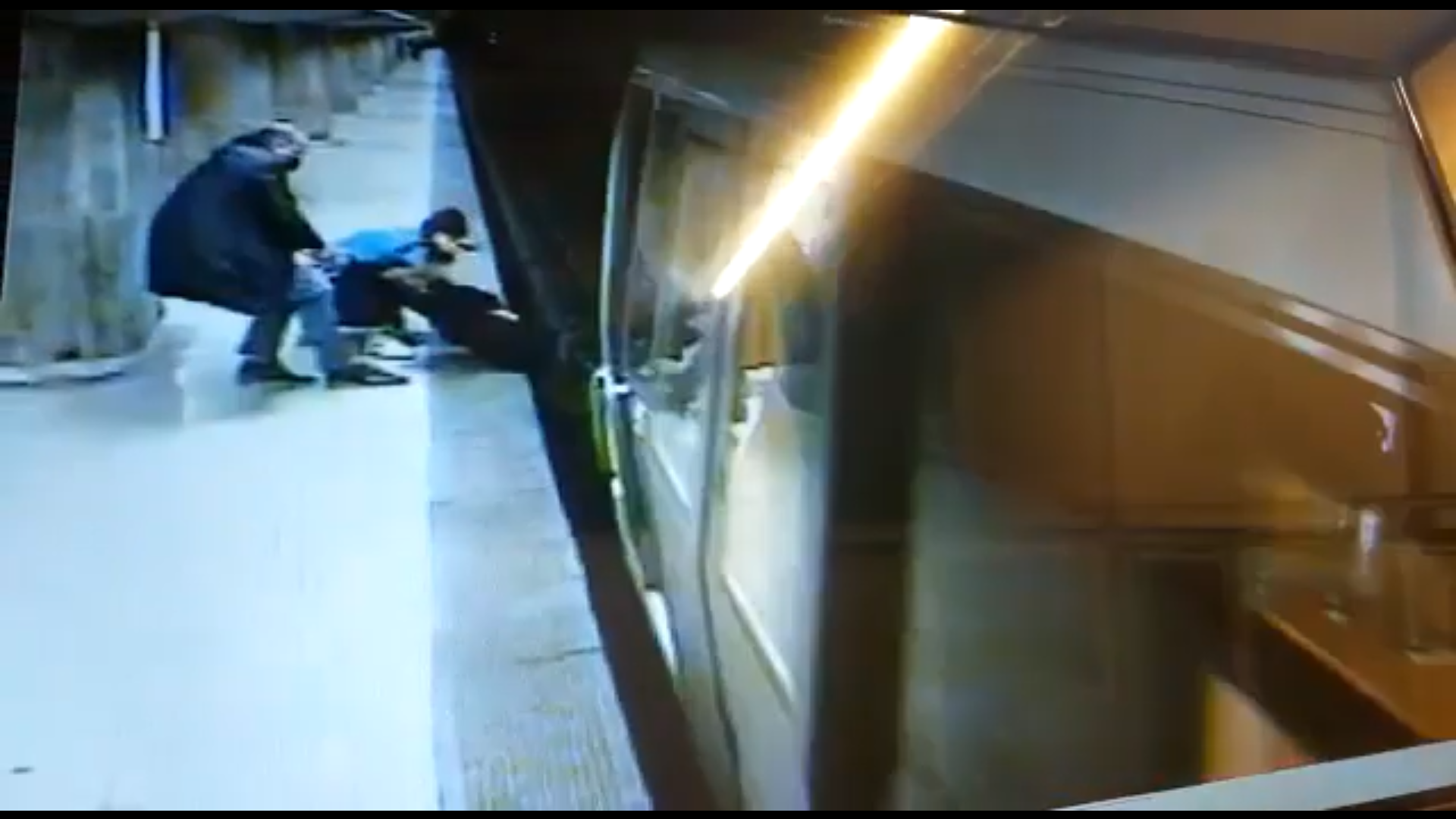 Человек прыгает под поезд. Девушка прыгнула под поезд в метро. Парень столкнул девушку под поезд