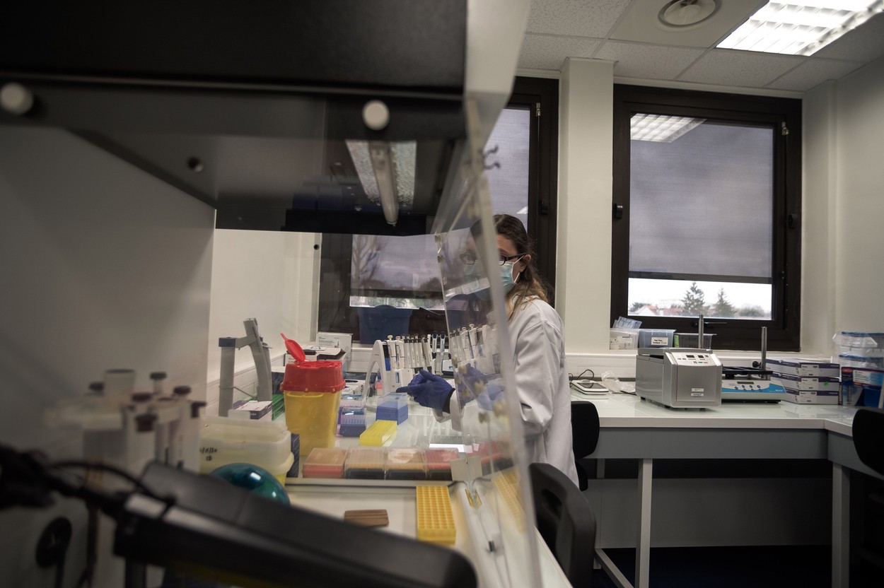 Cazurile de Covid din Franţa sunt în scădere. Vor începe şi vaccinările cu serul de la AstraZeneca