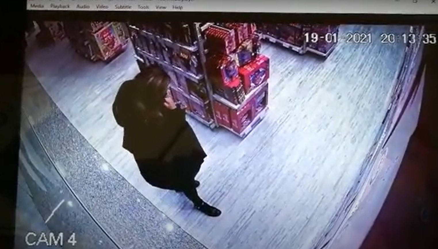 O învățătoare a jucat la păcănele mii de euro de la părinții elevilor. În plus, a fost filmată în timp ce fură o păpușă dintr-un magazin. VIDEO