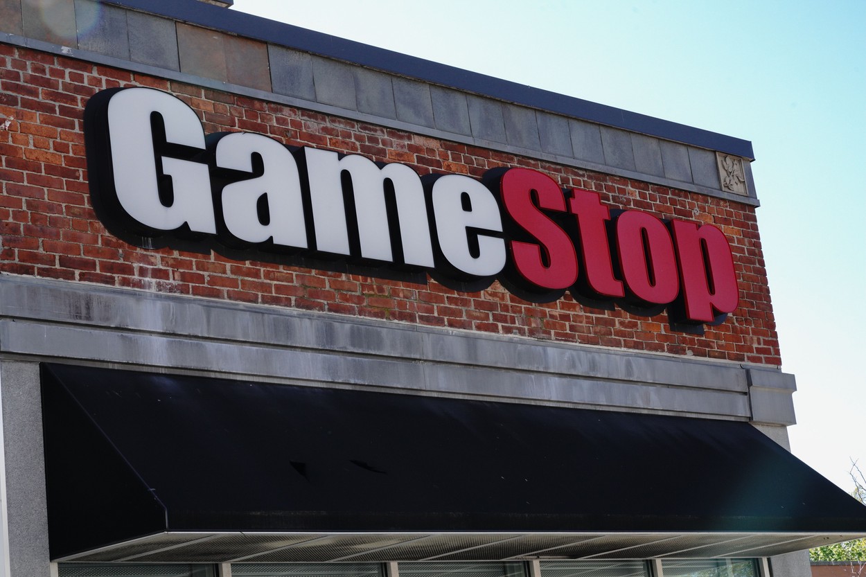 Reîncepe isteria GameStop. Acţiunile companiei s-au triplat