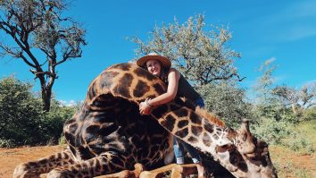 FOTO. O femeie a omorât o girafă și s-a pozat cu inima ei: „Cadoul perfect de Valentine’s Day”. Cum a fost primită postarea în online