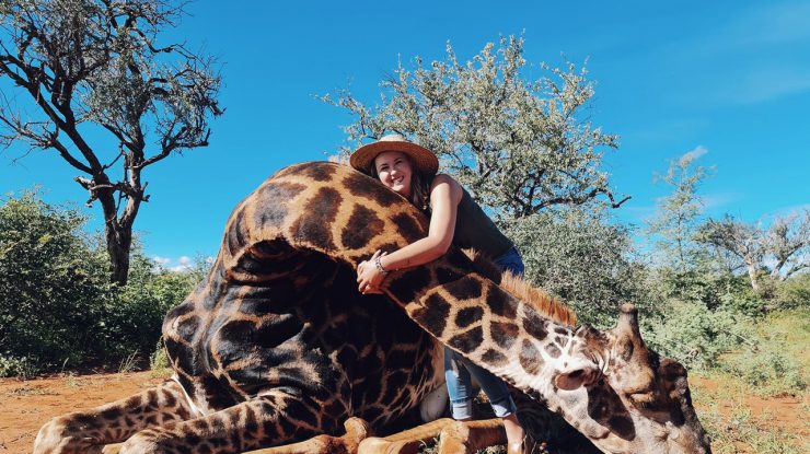 FOTO. O femeie a omorât o girafă și s-a pozat cu inima ei: „Cadoul perfect de Valentine’s Day”. Cum a fost primită postarea în online