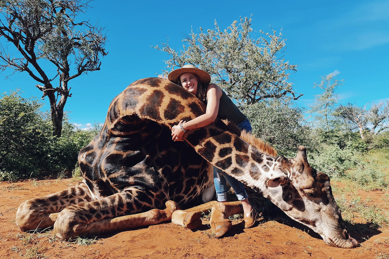 FOTO. O femeie a omorât o girafă și s-a pozat cu inima ei: „Cadoul perfect de Valentine’s Day”. Cum a fost primită postarea în online