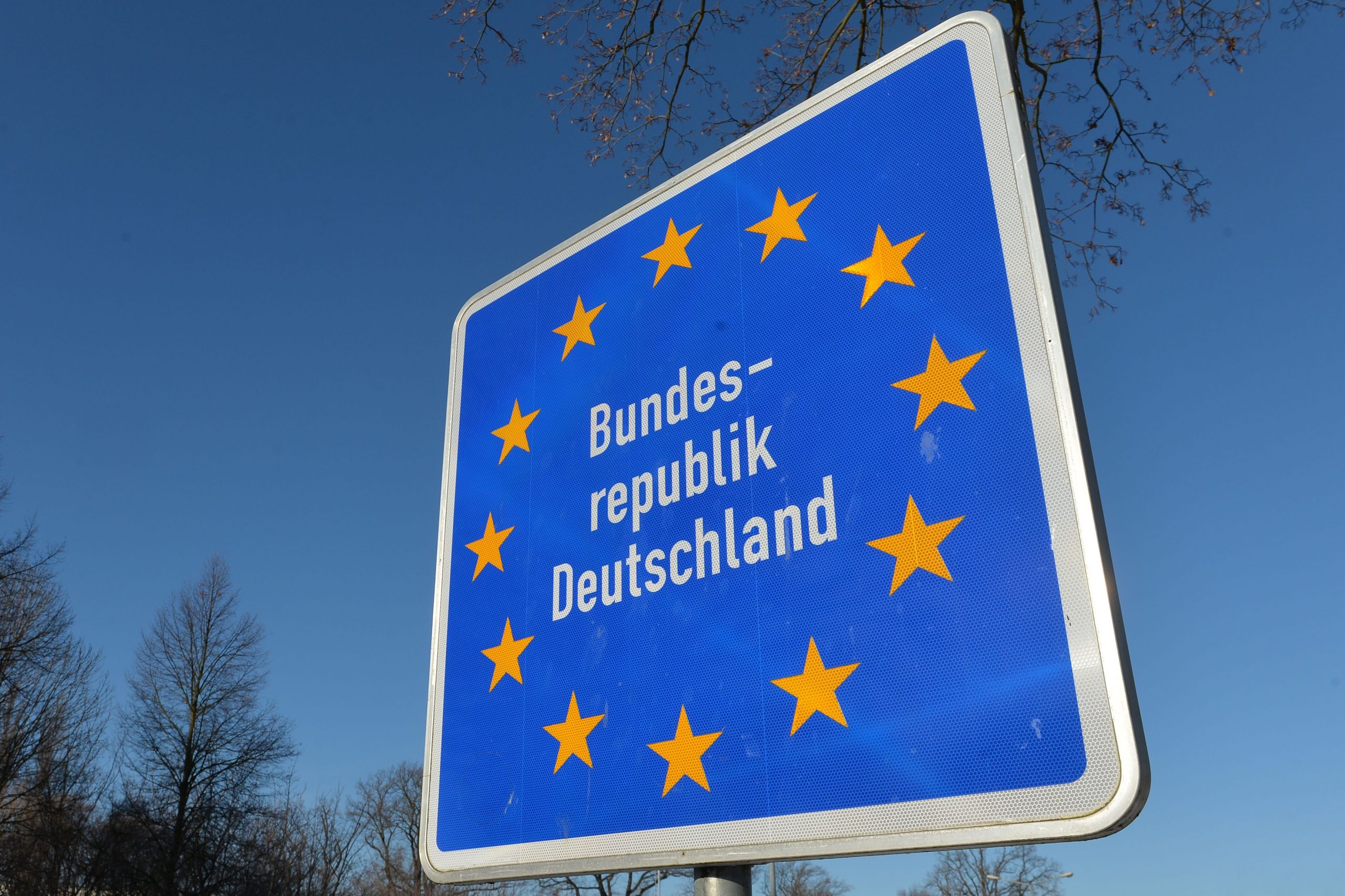 Comisia Europeană cere Germaniei să „reanalizeze” restricţiile impuse la frontiere