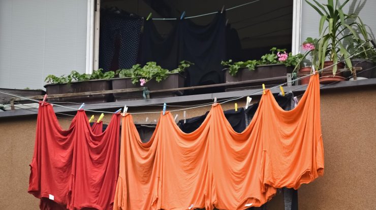 Municipiul din România în care cei care întind rufele în exteriorul blocului vor primi amenzi uriașe