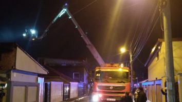 Incediu la patru locuințe din București. Au intervenit nouă autospeciale