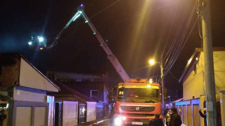 Incediu la patru locuințe din București. Au intervenit nouă autospeciale