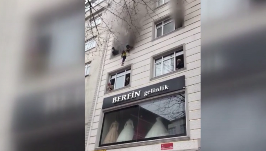 VIDEO. Șase copii au fost aruncați pe geam de părinții lor, pentru a fi salvați de incendiul care le-a cuprins casa
